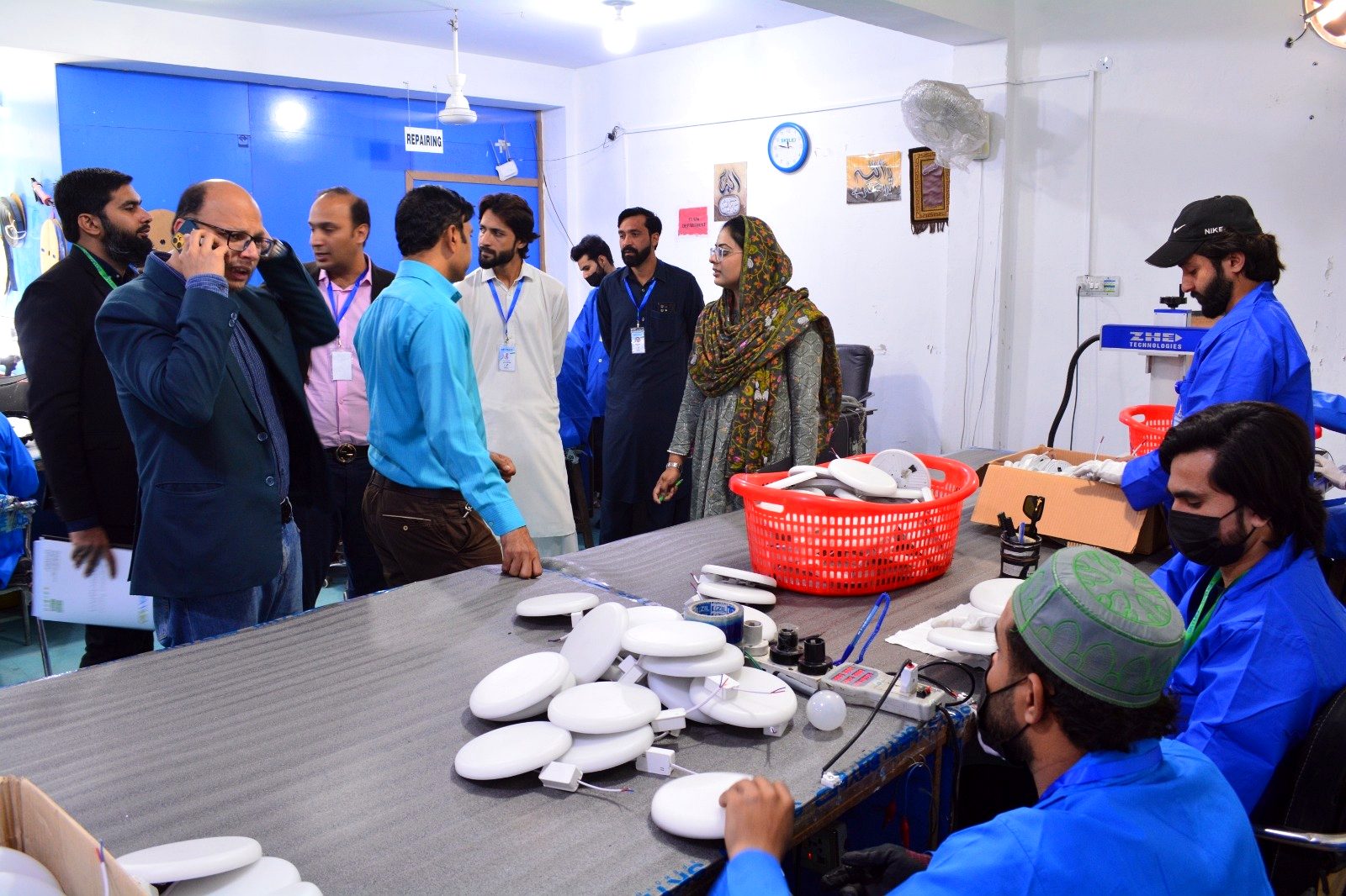 Delegation visiting the SKYLED panel light production and repair floor